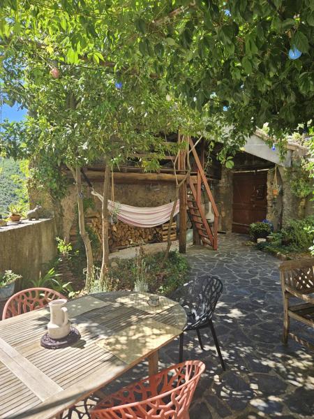 Perched Nest in Cevennes Mountains, relaxing place, Book  Notre-Dame-de-la-Rouvière hoteller med parkering, Parkering