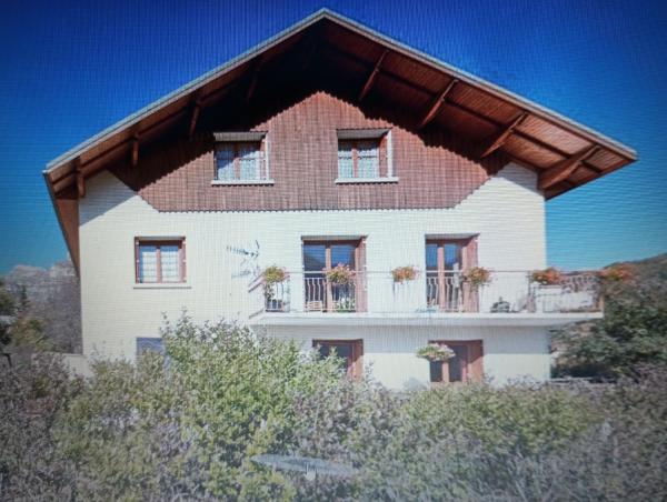 Chez Marinette, Book  Hoteller i Rhône-Alps med parkering, Parkering