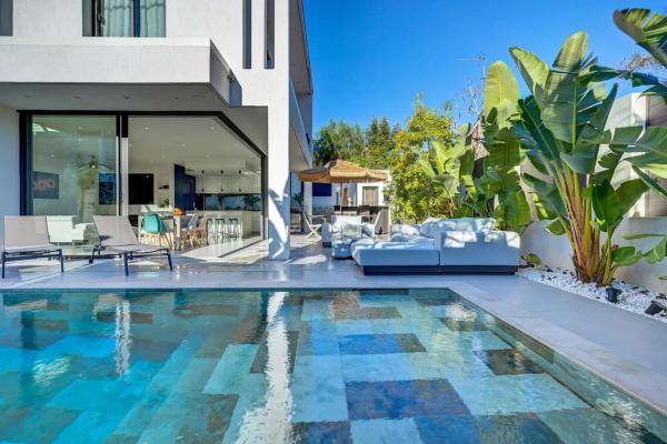 SUPERBE Villa PISCINE moderne - Cap brun - plage de Toulon, Book  Hoteller i Var coast med pool, Swimmingpool