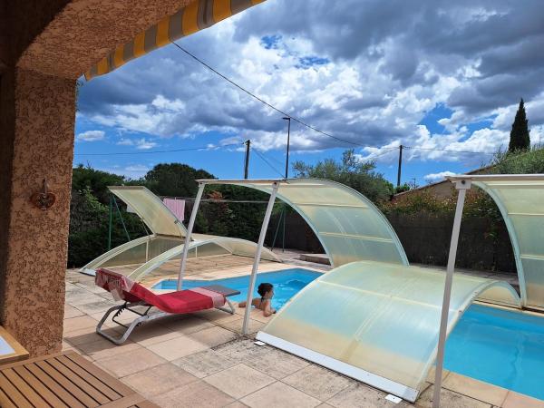 Villa with pool in Taradeau, Book  Hoteller i Rhône-Alps med pool, Swimmingpool