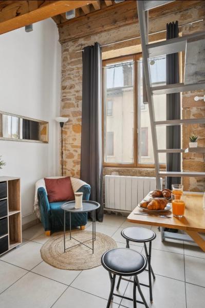UrbanMezza Spot - Lyon Valmy - Wi-Fi & Metro, Book  Hoteller i Rhône-Alps med parkering, Parkering