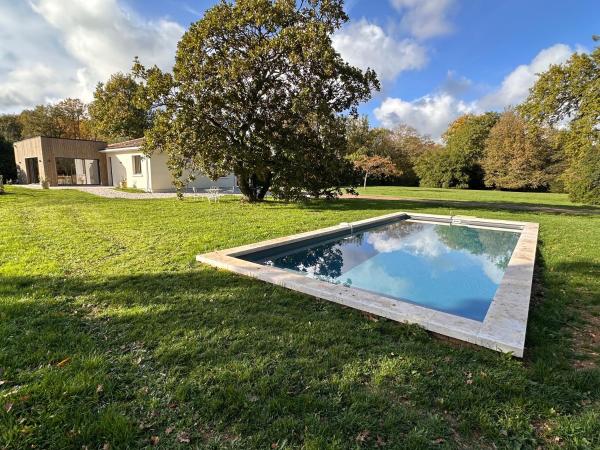 Villa Pavone, Book  Angouleme hoteller med pool, Swimmingpool