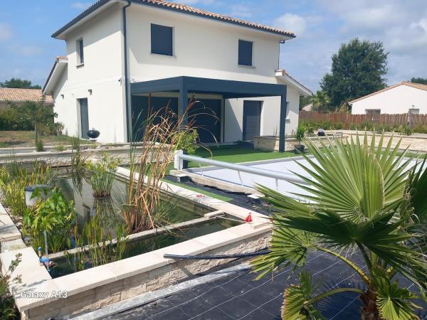 Villa des 3 Eaux, Book  Medoc hoteller med pool, Swimmingpool