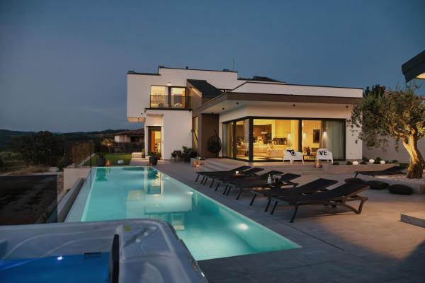 Luxury Villa Kim Momjan - Happy Rentals, Book  Brdo hoteller med pool, Swimmingpool