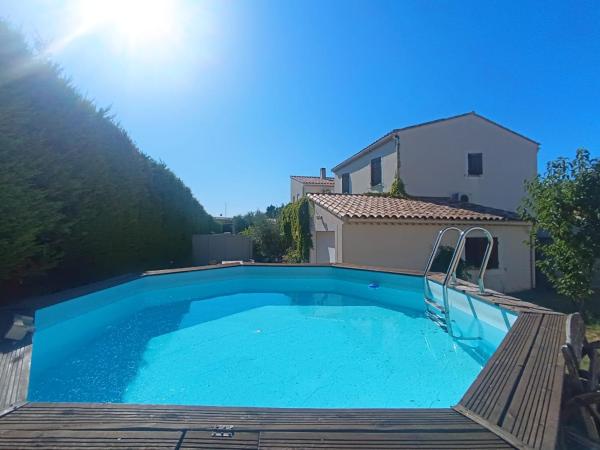 Villa Bulle de raisin, Book  Hoteller i Rhône-Alps med pool, Swimmingpool