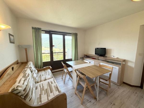 Appartement cosy avec balcon et vue parc à Villard-de-Lans - FR-1-515-231, Book  Hoteller i Rhône-Alps med parkering, Parkering