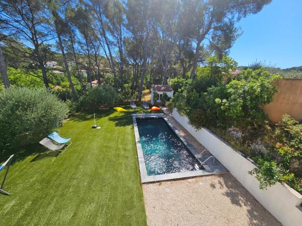 Villa sous les pins, Book  Carros hoteller med pool, Swimmingpool