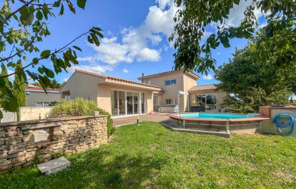 Villa de luxe MASADRIM aux portes d'Uzès, Book  Serviers-et-Labaume hoteller med pool, Swimmingpool