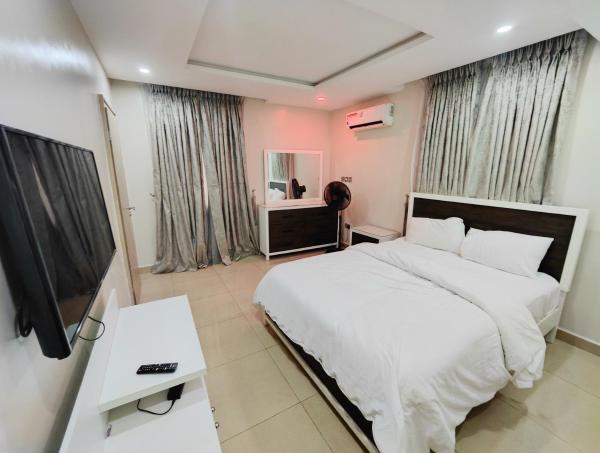 Royal 3 Bedroom Apartment with 24hrs Power Supply, Wifi, Security and Fully Equipped Kitchen, Book Lejlighed Lekki Eti-Osa