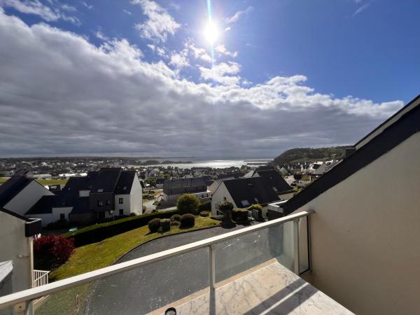 Vue mer exceptionnelle-Appartement cosy à Erquy, Book  Bretagne hoteller med parkering, Parkering