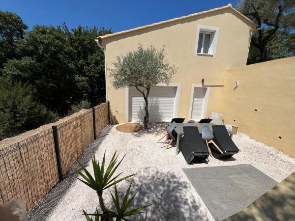 Villa Provence Méditerranée, Book  Hoteller i Rhône-Alps med parkering, Parkering