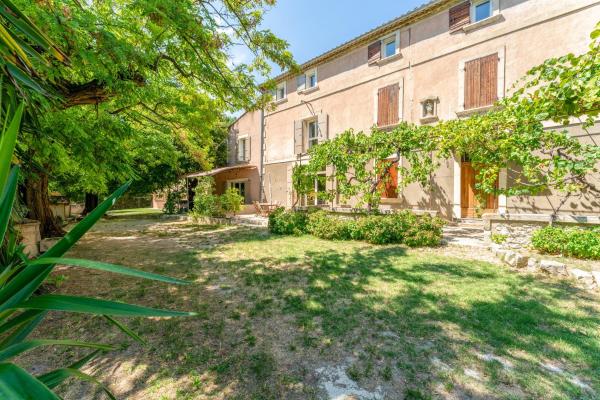Mas Saint Louis, Book  Hoteller i Rhône-Alps med parkering, Parkering