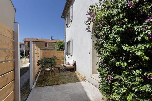 Villa proche dAvignon, Book  Hoteller i Rhône-Alps med parkering, Parkering