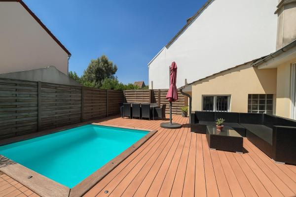 Villa familiale piscine proche de Paris, Book  Hoteller i Ile de France med pool, Swimmingpool