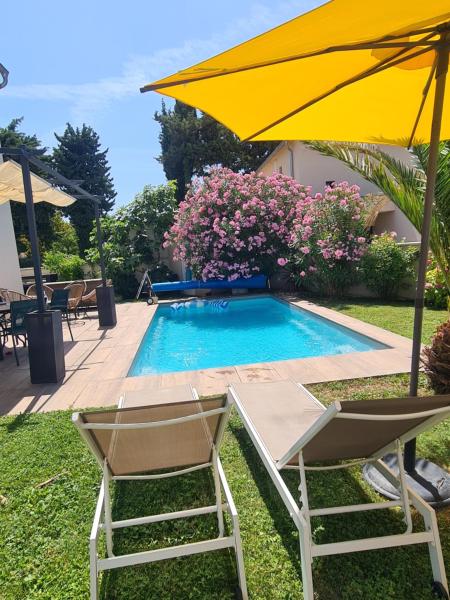 Villa KAMARO, Book  Hoteller i Rhône-Alps med pool, Swimmingpool