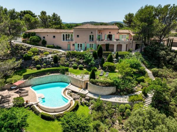 La Villa KEF - Domaine & Golf de Pont Royal, Book  Carros hoteller med pool, Swimmingpool