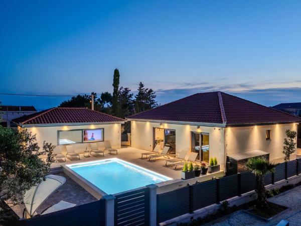 Villa Ballat with heated pool, Book  Hoteller i Zadar County med pool, Swimmingpool