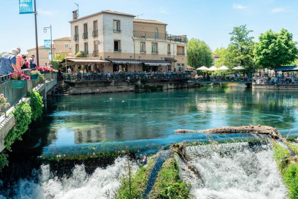 Le Bassin Hôtel Restaurant, Book  Hoteller i Rhône-Alps med parkering, Parkering