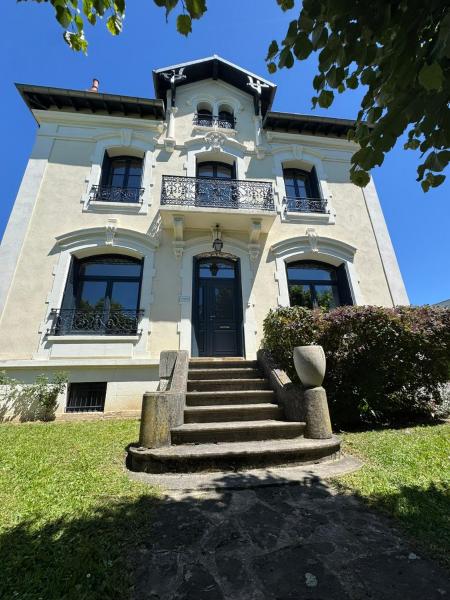 Villa des Troènes - centre ville - vue sur l'Allier avec Piscine, Book  Vichy hoteller med pool, Swimmingpool