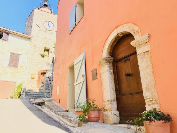Cabris Village - Elegant Family House, Book  Hoteller i Rhône-Alps med parkering, Parkering