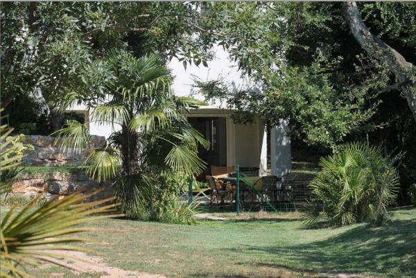 Flat with Garden in Charming Villa fully renovated, Book  Hoteller i Var coast med parkering, Parkering