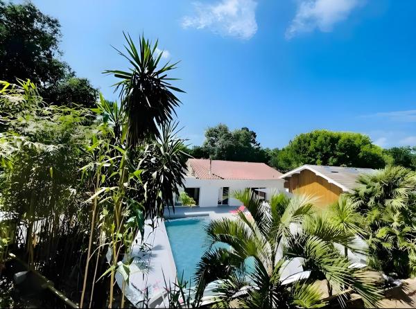Villa dexception à Capbreton proche des plages, Book  Hoteller i Aquitaine med pool, Swimmingpool