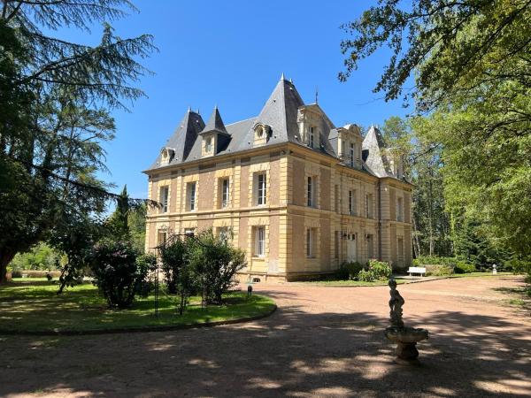Château de Marigny, Book  Hoteller i Burgund med parkering, Parkering