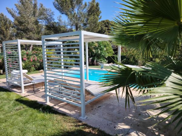 Villa avec piscine entre Marseille et Cassis, Book  Carros hoteller med pool, Swimmingpool