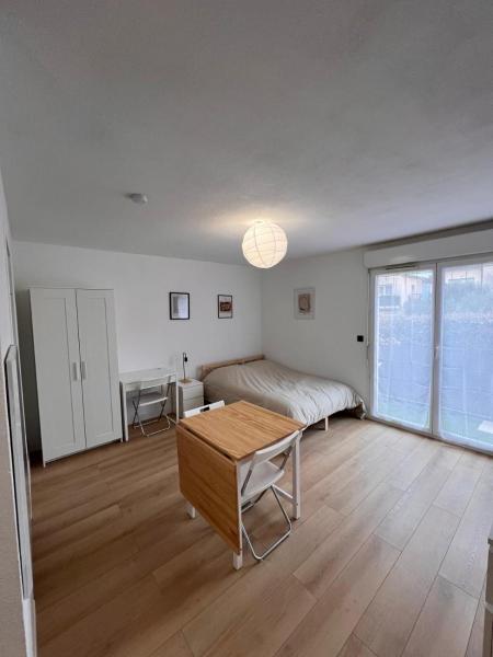 Charmant appartement - Parking privé, Book  Hoteller i Rhône-Alps med parkering, Parkering