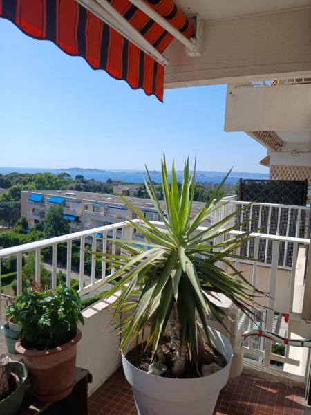 Appartement pour 3 à 4 personnes dans le 8eme arrondissement de Marseille, dans la colline et à 5 minutes à pied de la mer, Book  La Corniche - Stade Vélodrome Carros