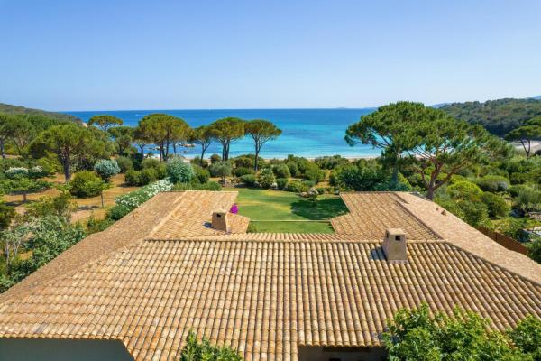 Villa Blù 190m2, 12 pers, pieds dans leau vue mer, Book  Hoteller i Korsika med pool, Swimmingpool