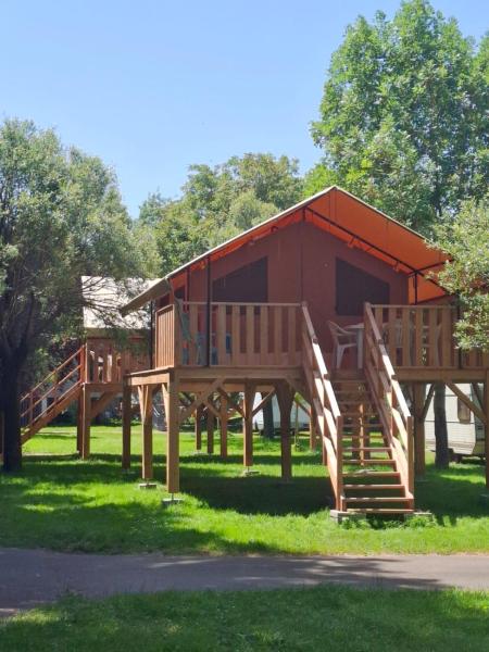 Camping Au Bord de Loire, Book  Centre hoteller med parkering, Parkering