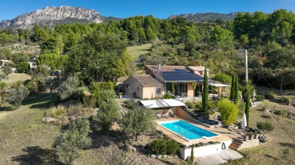 Villa Férus Piscine chauffée, Book  Hoteller i Drôme Provençale med pool, Swimmingpool