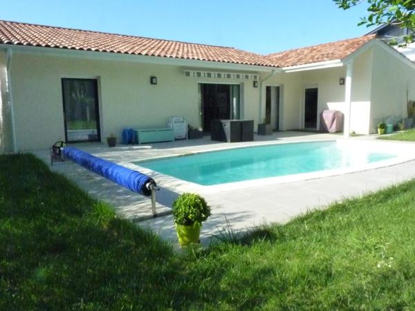 Villa avec piscine, Book  Hoteller i French Basque Country med pool, Swimmingpool