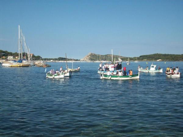 Dans Villa SUPERBE T2 INDEPENDANT, Book  Hoteller i Var coast med parkering, Parkering