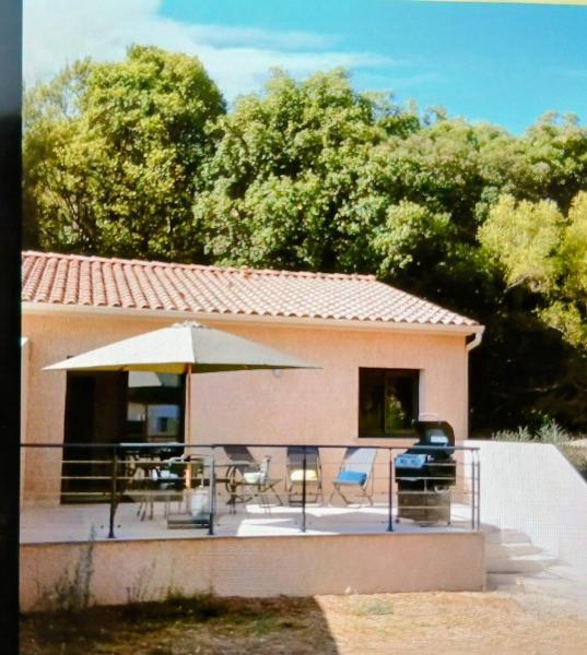 Clos Jeannette Villa 5 min de Sainte Lucie de Porto vecchio et de la plage de Pinarelle ainsi que des piscines naturelles du Cavu, Book  Hoteller i Korsika med parkering, Parkering