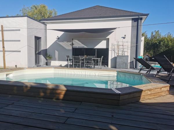 Villa 5km du circuit 24h Le Mans, Book  Hoteller i Spay med pool, Swimmingpool