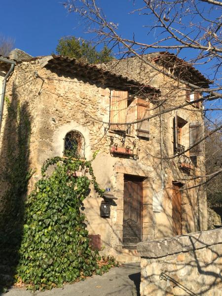 Var Village House, Book  Hoteller i Rhône-Alps med parkering, Parkering