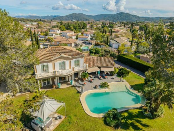Provencal Villa With Forest Views And Pool, Book  Hoteller i Var coast med pool, Swimmingpool
