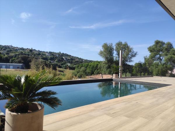 Villa avec piscine 6 personnes, Book  Korsika hoteller med parkering, Parkering