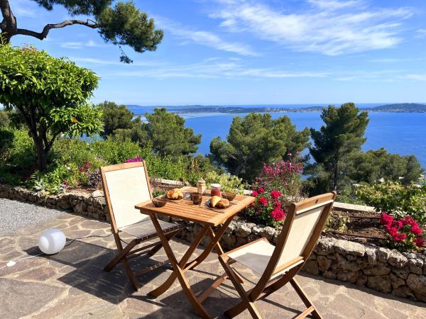 Expérience unique face à la mer et Porquerolles, Book  Hoteller i Var coast med parkering, Parkering