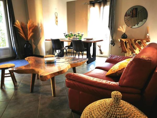 Appartement Village centre, Book  Hoteller i Rhône-Alps med parkering, Parkering