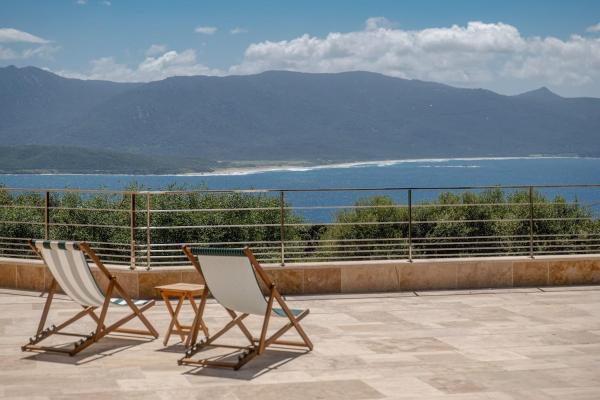 Family Villa with Pool and Sublime Sea View, Book  Hoteller i Korsika med pool, Swimmingpool