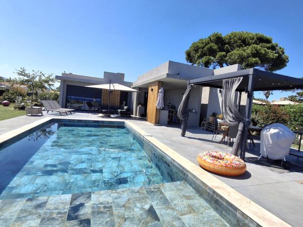 Villa bord de mer avec piscine, Book  Hoteller i Korsika med pool, Swimmingpool