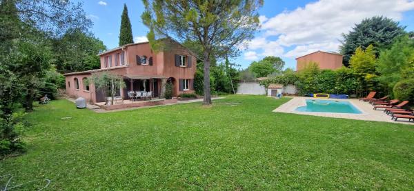 Villa Rosa peaceful haven 10m from Aix 11 guests, Book  Carros hoteller med pool, Swimmingpool