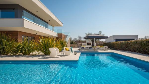 Villa Old Olive VII -Heated Pool - by Vivi Rent, Book  Hoteller i Pula Riviera med pool, Swimmingpool