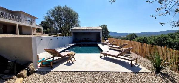 Villa moderne avec piscine 4 étoiles, Book  Hoteller i Korsika med pool, Swimmingpool