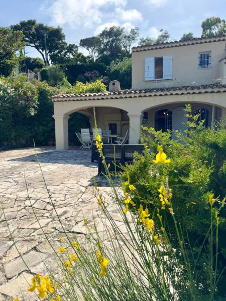 Le Fagneton - Seaview Villa Cote dAzur, Book  Hoteller i Rhône-Alps med parkering, Parkering