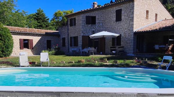 Chambres dhôtes, Les Hauts de Montbrun, Book  Hoteller i Drôme Provençale med pool, Swimmingpool