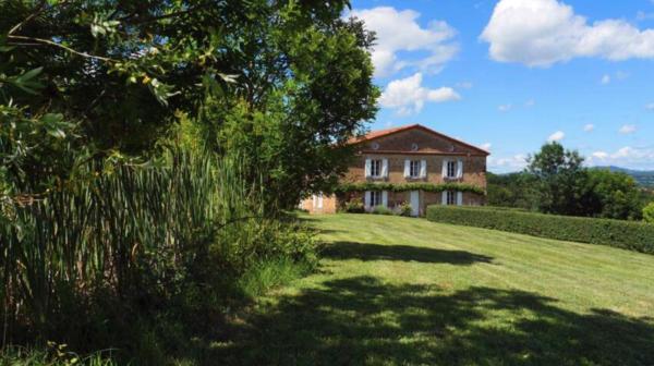 Ferme de Jeanleix, Book  Hoteller i Rhône-Alps med parkering, Parkering